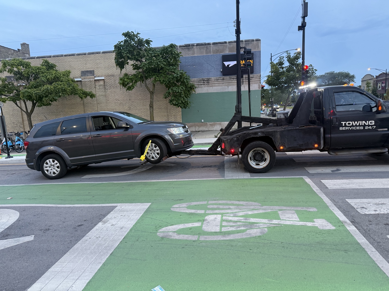 Dodge Journey towed after an alternator failure near Clark and Granville in Edgewater Chicago