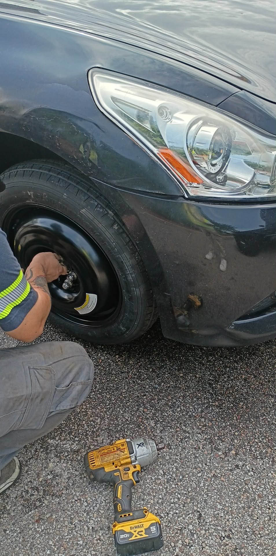Flat tire change service being performed on Chicago’s North Side